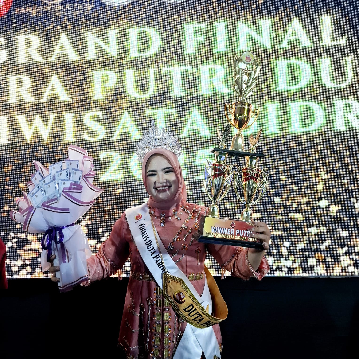 Mahasiswa FIKOM UNISAN Raih Juara Pertama Putri Duta Pariwisata Sidrap 2025